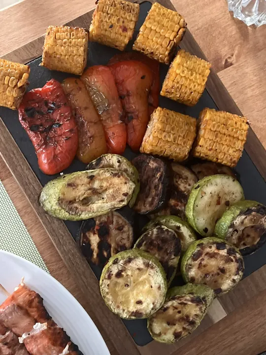 Овощи и мясо на гриле