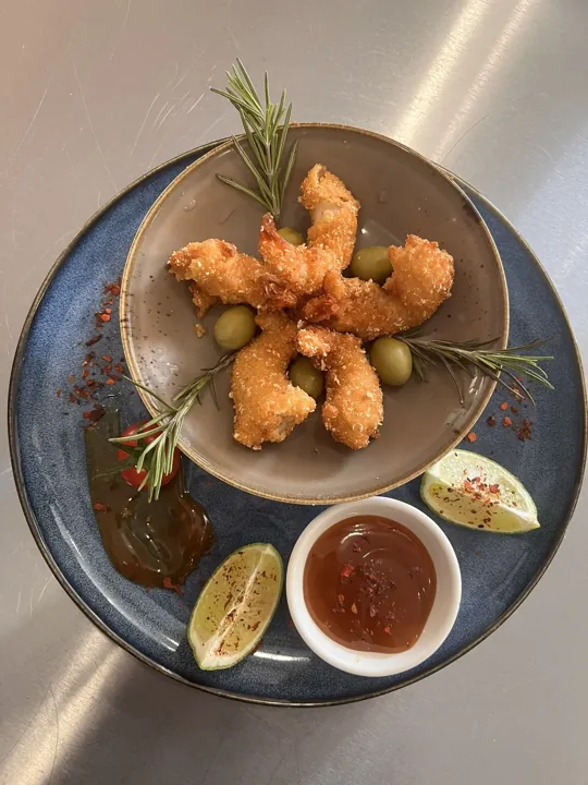 Креветки в панировке с соусом и лаймом